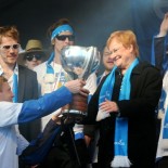 Team Finland captain Mikko Koivu hands the trophy to Finnish President Tarja Halonen. (Photo: Jussi Nukari/Lehtikuva)